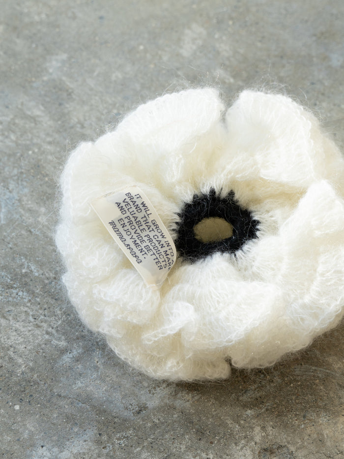 Airy knit chou-chou