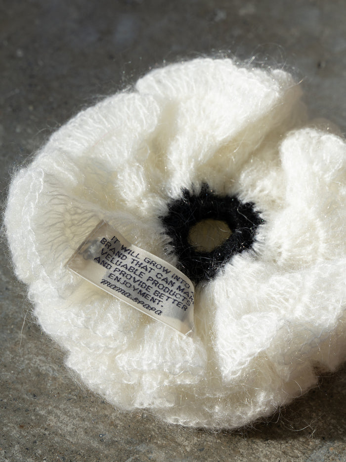 Airy knit chou-chou